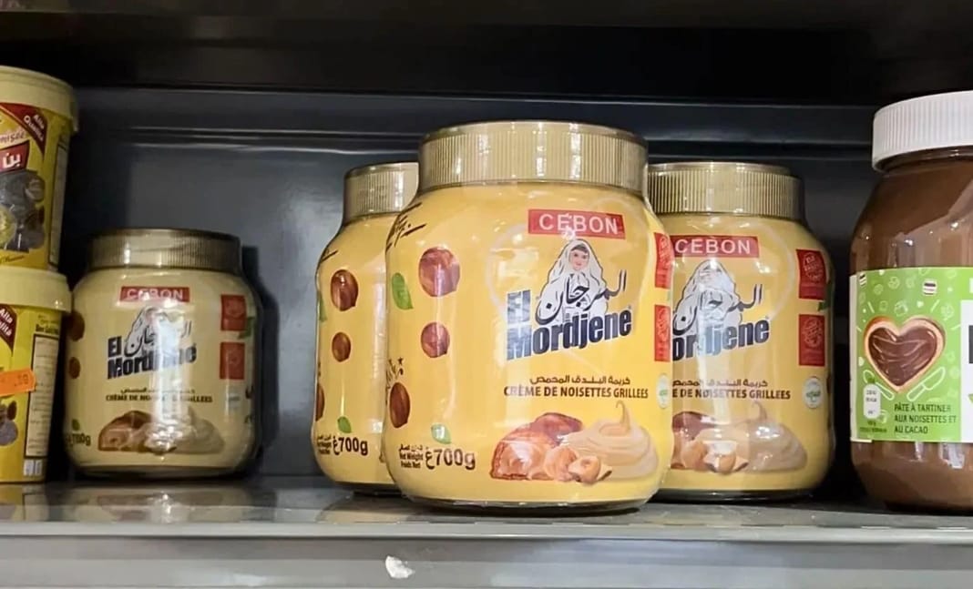 Crème de noisettes El Mordjene sur une étagère en France.