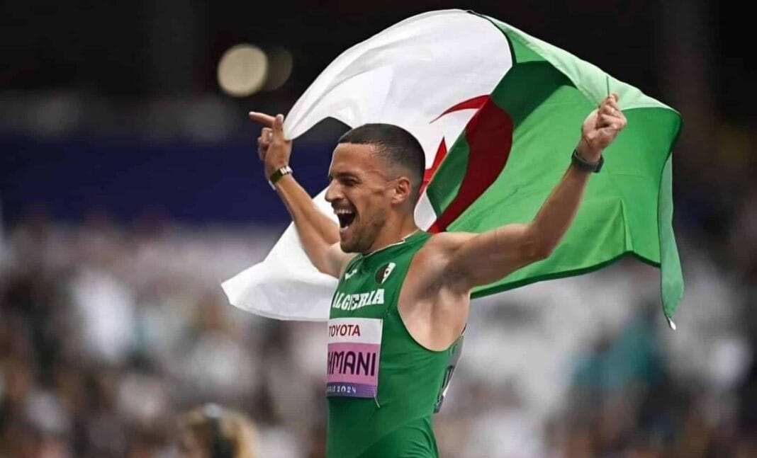 Athlète algérien Skander Athmani avec drapeau algérien après sa victoire.