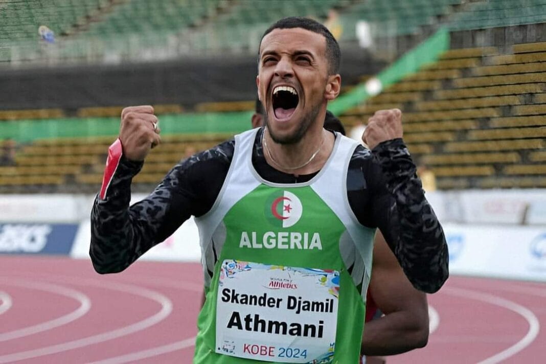 Athlète algérien Skander Athmani célébrant sa victoire aux Jeux Paralympiques 2024.