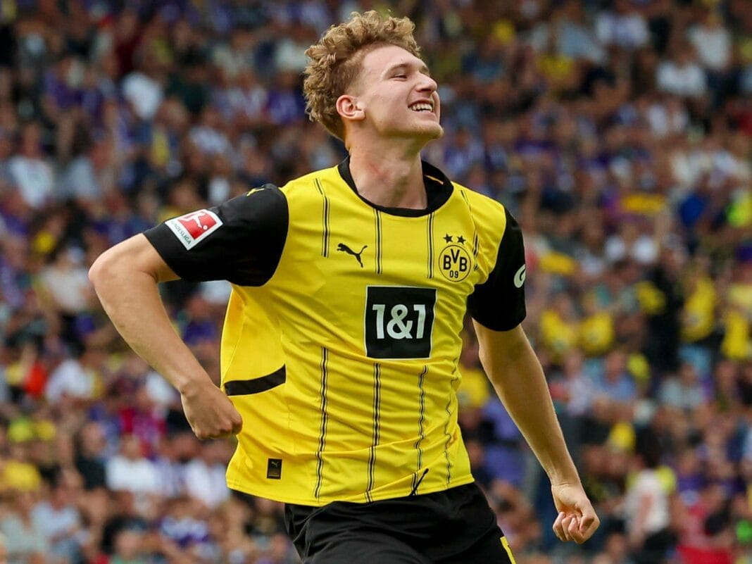 Elias Benkara prêt à rejoindre l’équipe d’Algérie : Un renfort de taille ! Elias Benkara en maillot Borussia Dortmund lors d'un match de football.