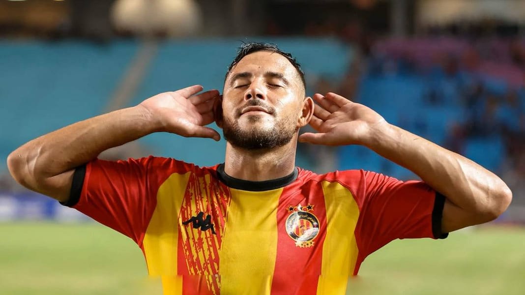 Youcef Belaïli suspendu : l’Espérance Tunis privée de l’ailier algérien ! Youcef Belaili, joueur de football, en action sur le terrain.