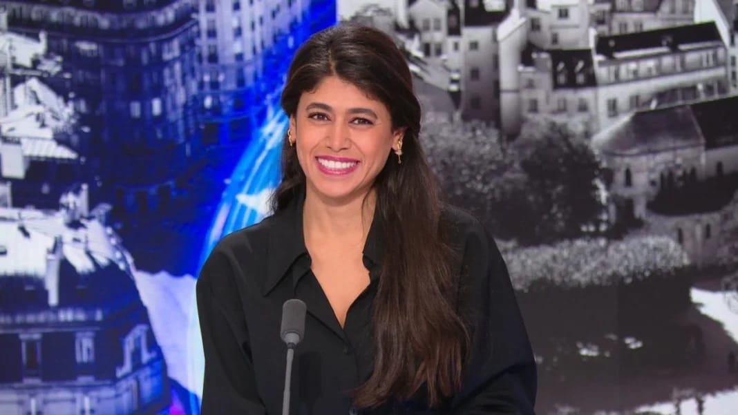 Censure en direct : Rima Hassan coupée par BFMTV après ses critiques sur Israël Rima Hassan souriante lors d'une émission télévisée en direct.