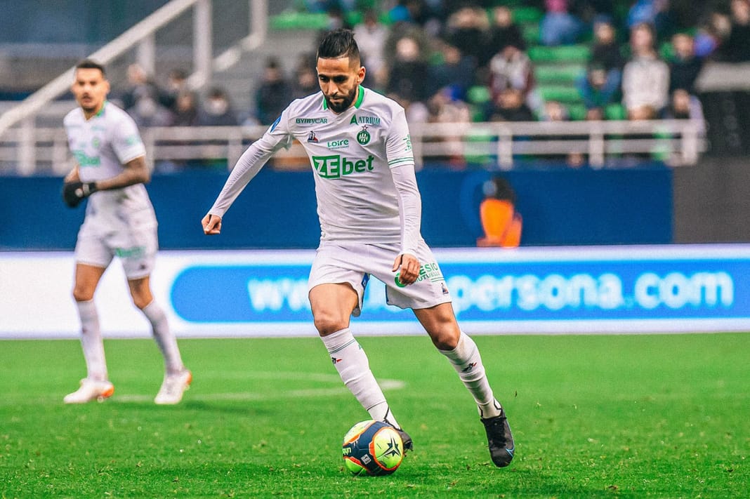 Ryad Boudebouz dans une forme époustouflante : un atout précieux qui réhausse la qualité de jeu de la JSK Ryad Boudebouz joue au football pour la JSK sur le terrain.
