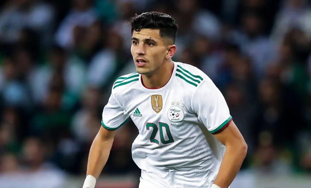 Youcef Atal en maillot de l'équipe d'Algérie lors d'un match.