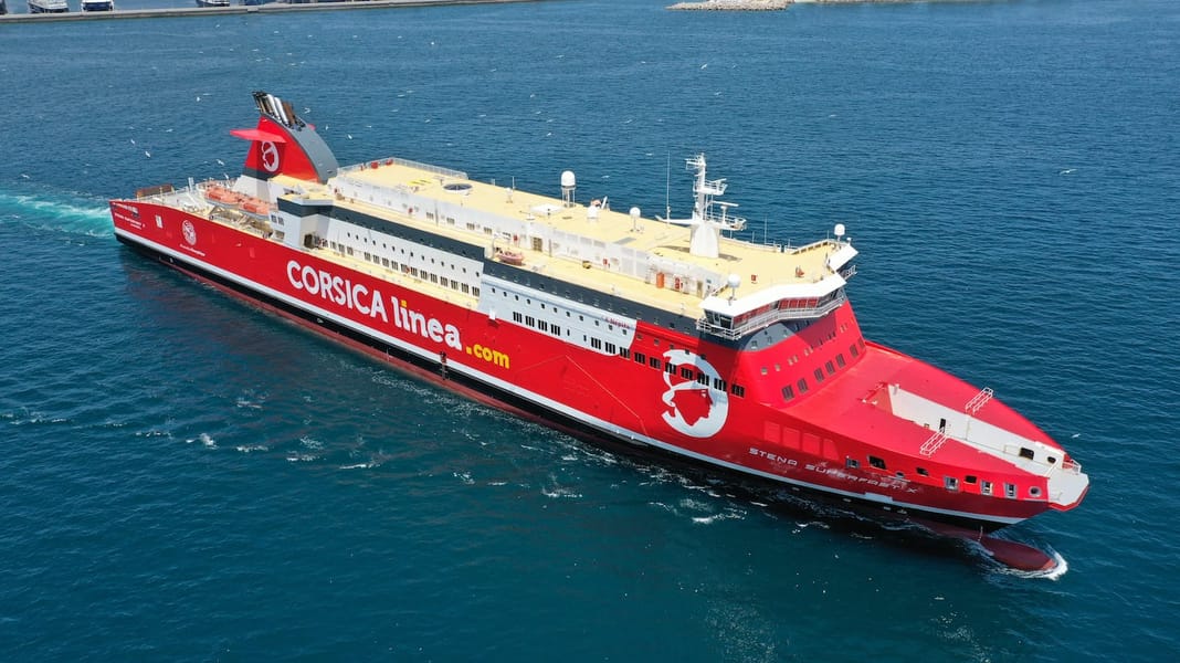 Corsica Linea : De grandes surprises jusqu’au 23 décembre ! Ferry Corsica Línea rouge naviguant en mer ouverte.