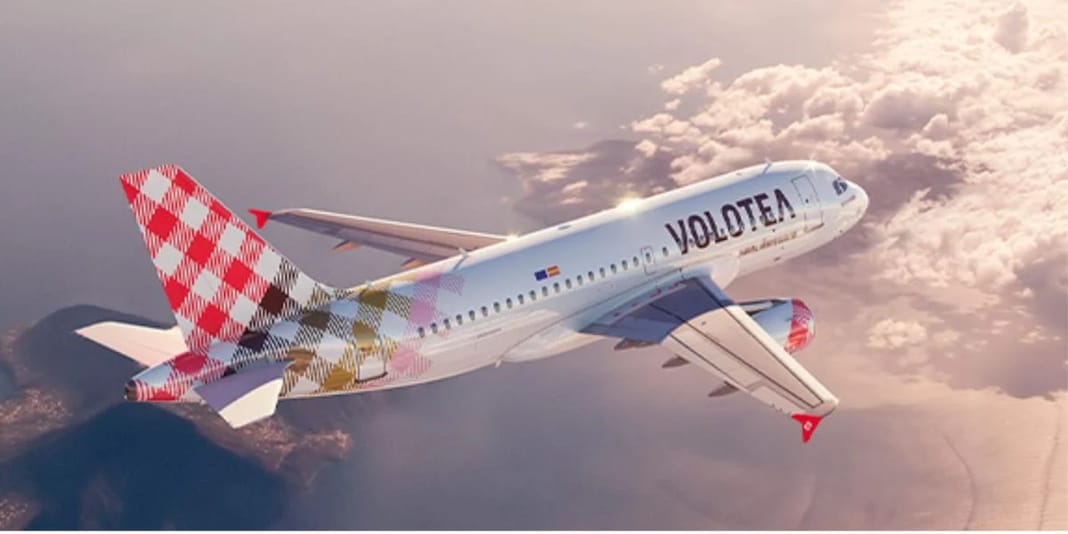 Avion Volotea en vol au-dessus des nuages avec logo visible.