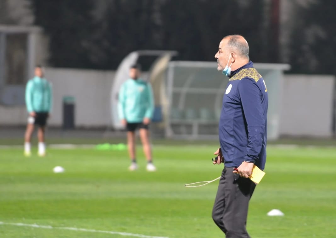 Accusations de Kaïs Yaâkoubi : le Maroc et l’Algérie s’unissent pour défendre l’honneur de leur sélection Entraîneur de football donnant des instructions lors d'une séance d'entraînement.