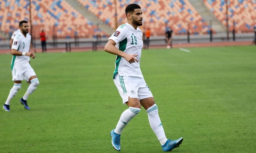 Joueur de football algérien sur le terrain lors d'un match.