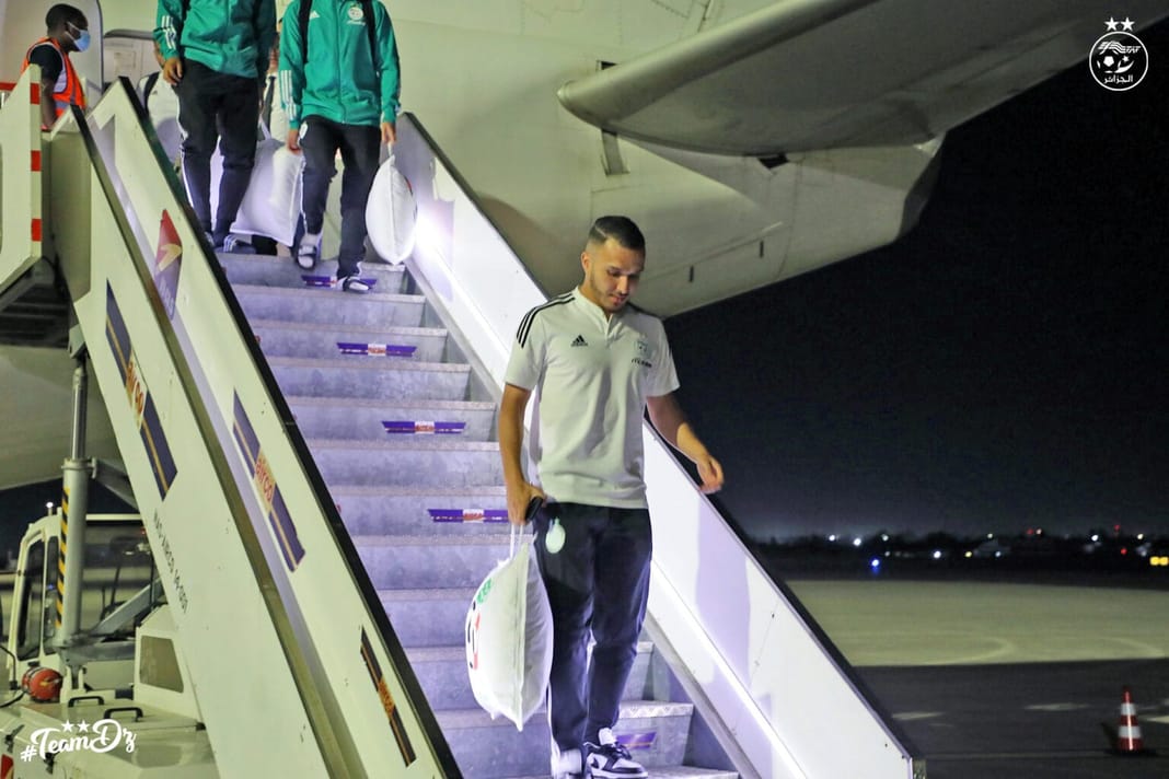 Arrestation de Yanis Hamache à l’aéroport d’Oran : Ce que vous ne savez pas… Yanis Hamache descend de l'avion à l’aéroport d’Oran la nuit.