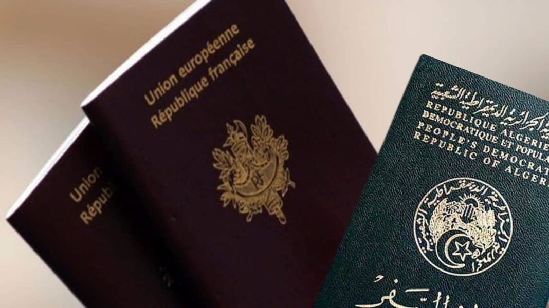 Coup dur! En France, 2 Algériens perdent la nationalité française, à cause de… Passeport algérien et carte consulaire sur fond neutre.
