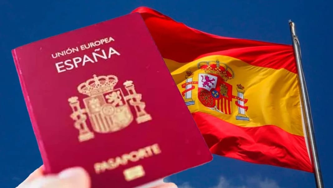 Passeport espagnol avec drapeau national d'Espagne en arrière-plan.