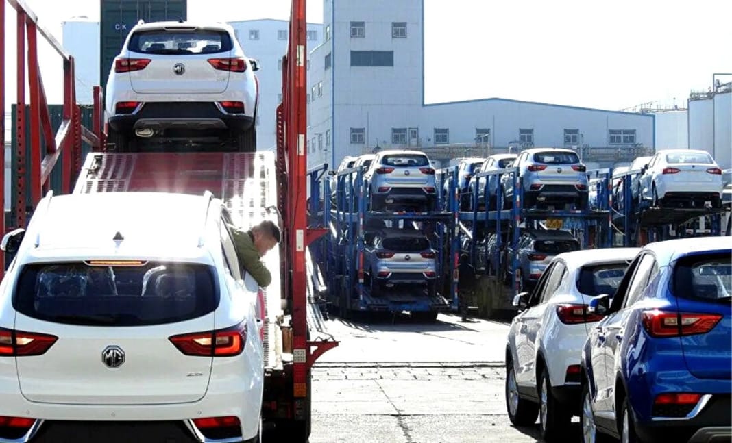 Algérie : nouvelles conditions pour la revente de véhicules importés de moins de 3 ans Transporteur chargeant une voiture neuve sur un camion de livraison.