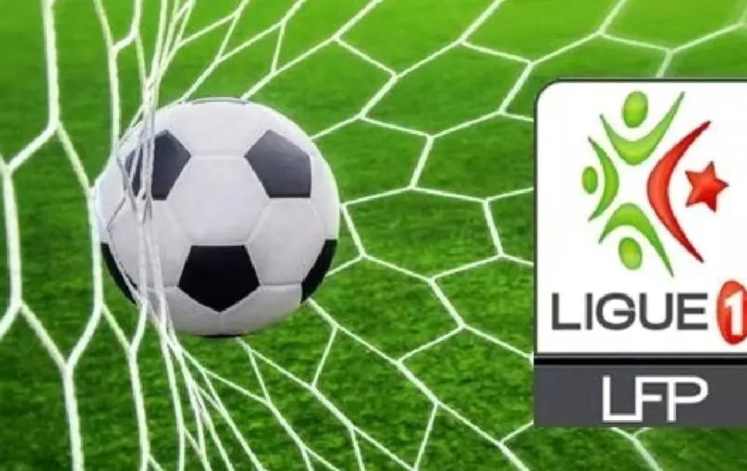 Ballon de football entrant dans le but, logo Ligue 1 LFP à côté.