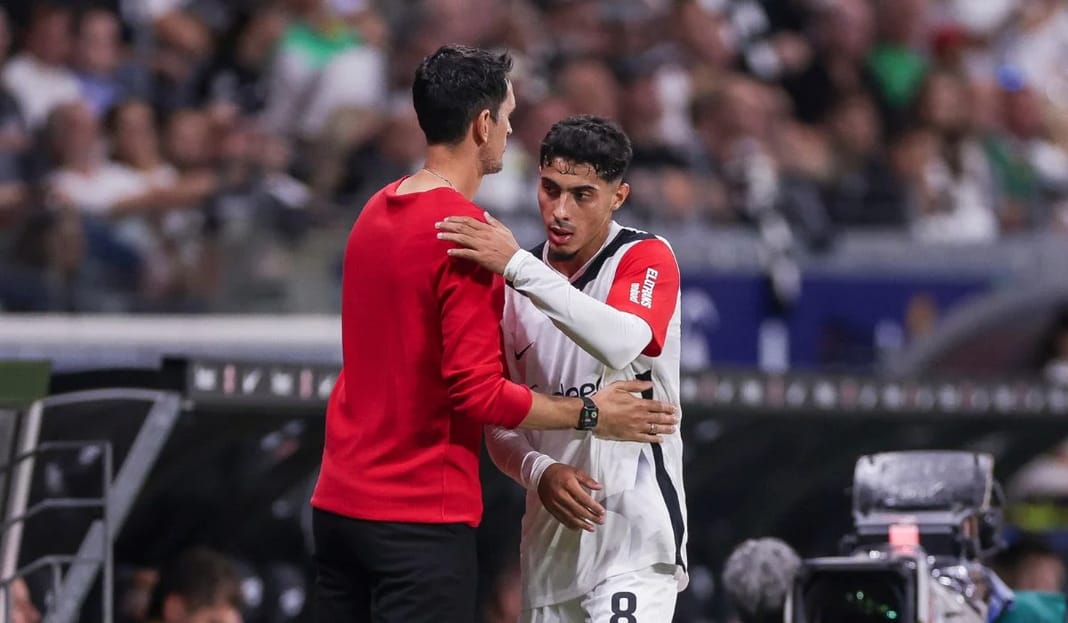 Farès Chaïbi en difficulté, conversation avec l'entraîneur sur le terrain.