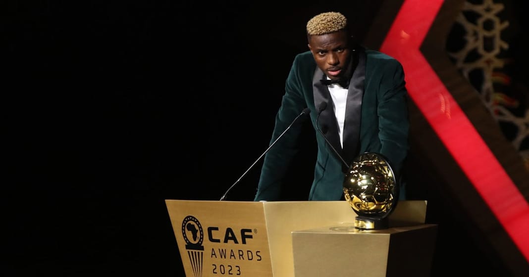 Ballon d’Or Africain 2024 : Qui succédera à Victor Osimhen ? Amine Gouiri en lice Victor Osimhen recevant le Ballon d'Or Africain 2024 lors de la cérémonie.