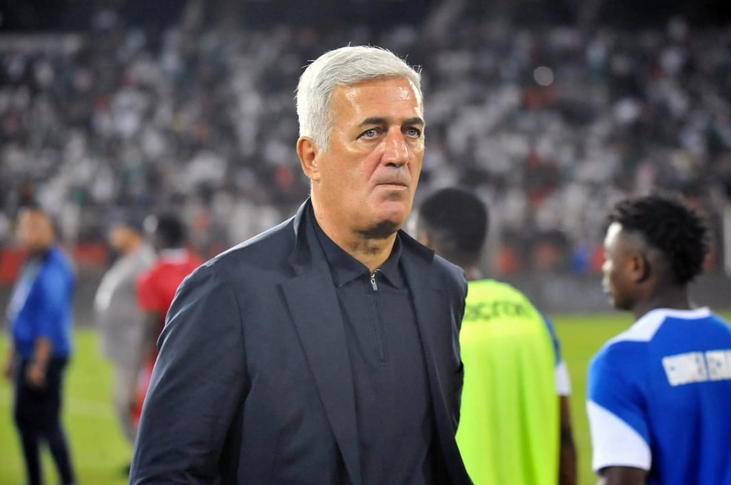 Algérie : Coup dur pour Vladimir Petkovic avant les matchs amicaux ! Vladimir Petkovic, entraîneur, sur le terrain de football en pleine action.