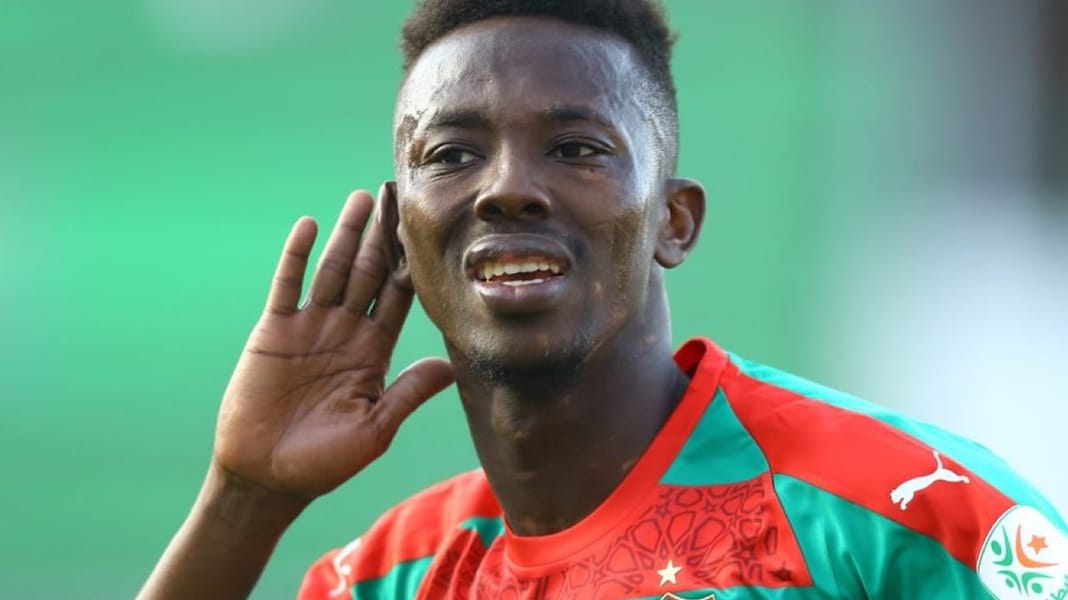 Mohamed Zougrana en tenue de football, prêt pour le match important.