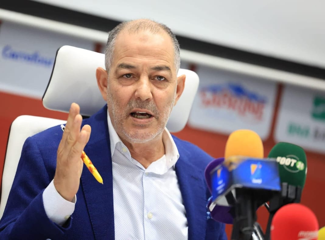 Kais Yaâkoubi, sélectionneur tunisien, s'exprime lors d'une conférence de presse.