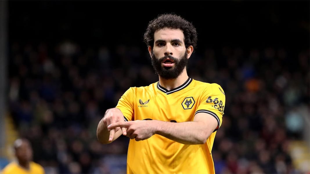 Rayan Aït Nouri, défenseur algérien, lors d'un match de Premier League.