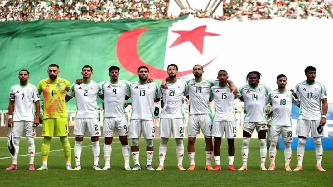 Suspense à la CAN : l’Algérie face à son destin Les joueurs algériens alignés devant un drapeau national lors d'un match.