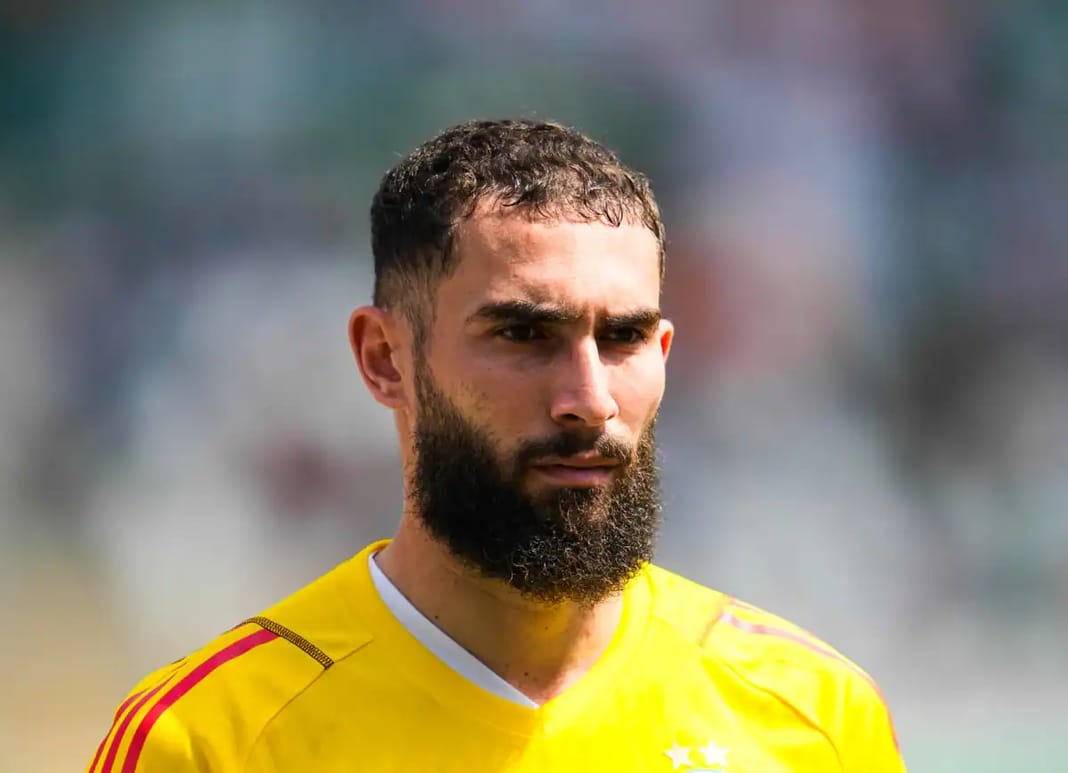 Anthony Mandrea : voici pourquoi sa chute se poursuit en France Footballeur avec barbe en maillot jaune sur le terrain.