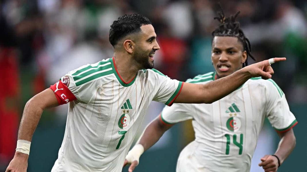 CAN 2025 : quand Mahrez fait basculer l’histoire en 85 secondes Joueurs algériens célébrant un but lors du match contre le Soudan.