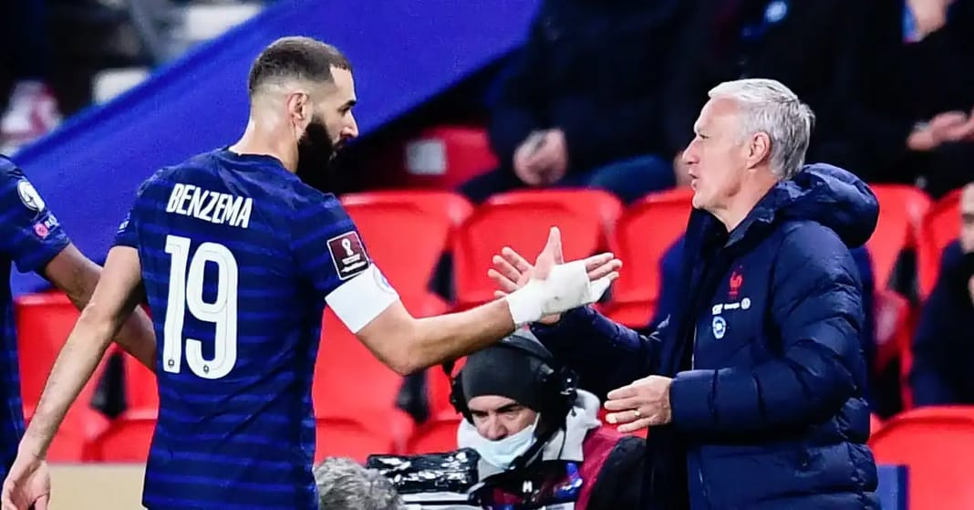 Retour de Benzema pour 2026 ? La réponse de Deschamps intrigue Karim Benzema et Didier Deschamps échangent lors d'un match de football.