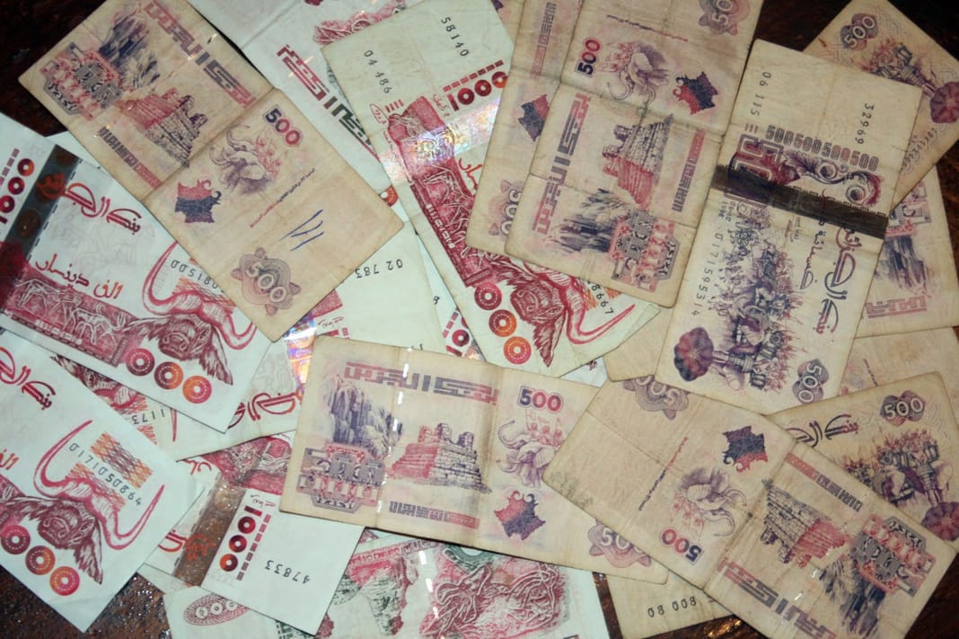 Dinar algérien : la vraie raison derrière la polémique au Maroc Faux billets de 500 dinars algériens en papier.