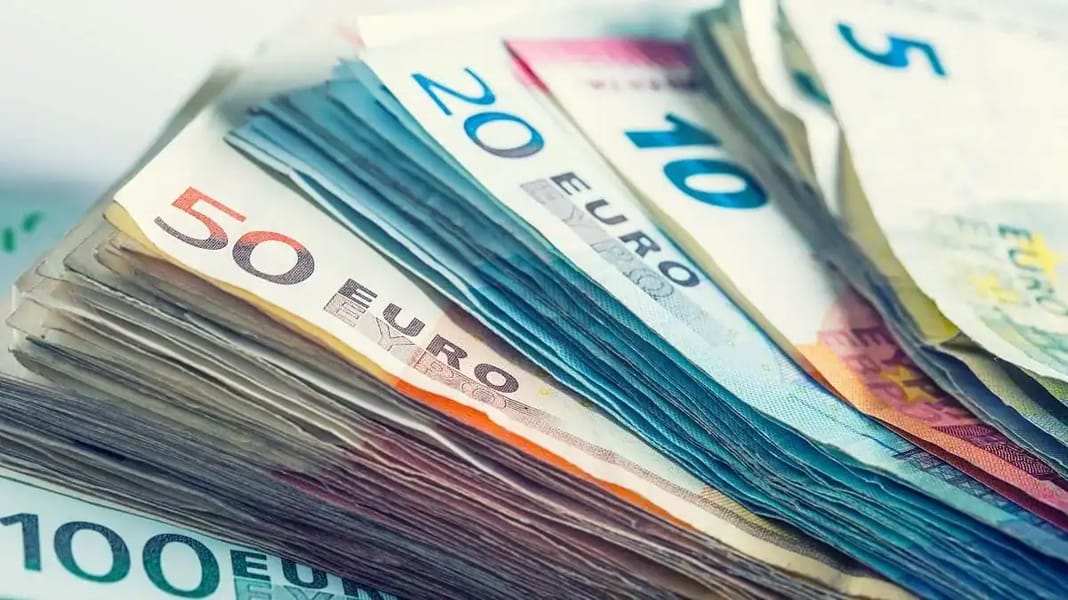 Algérien à Toulouse : 10 000 euros pour de faux papiers Pile de billets en euros de différentes denominations.