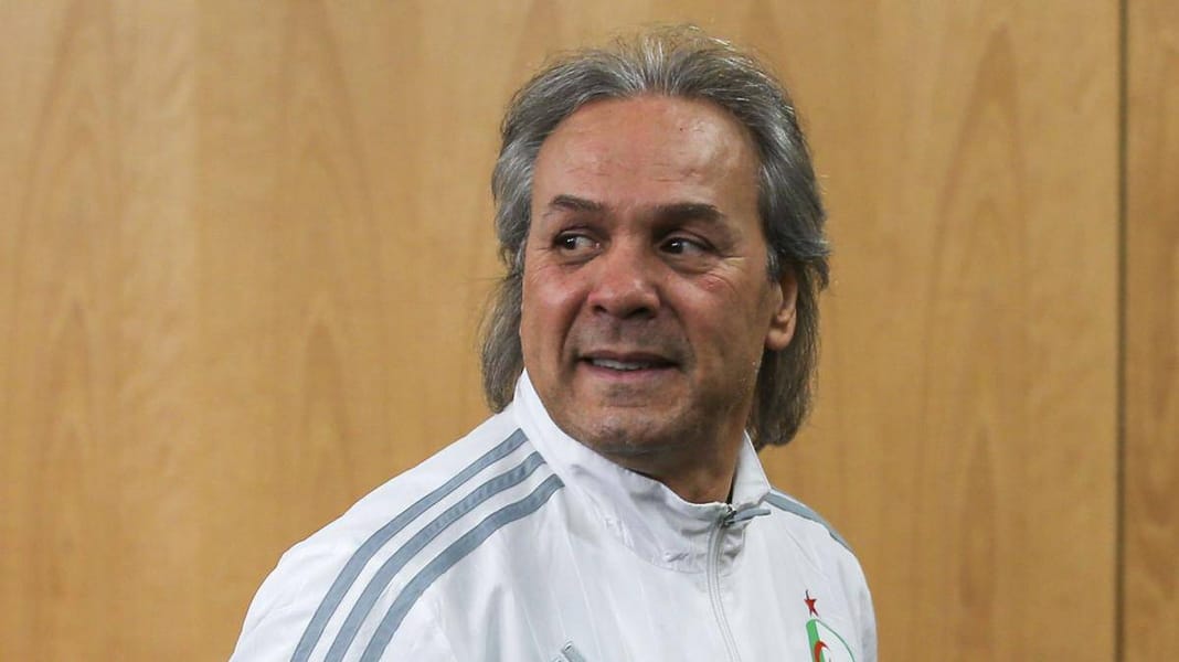 Rabah Madjer choque avec une prédiction sur la Coupe Rabah Madjer en train de parler lors d'une conférence de presse.