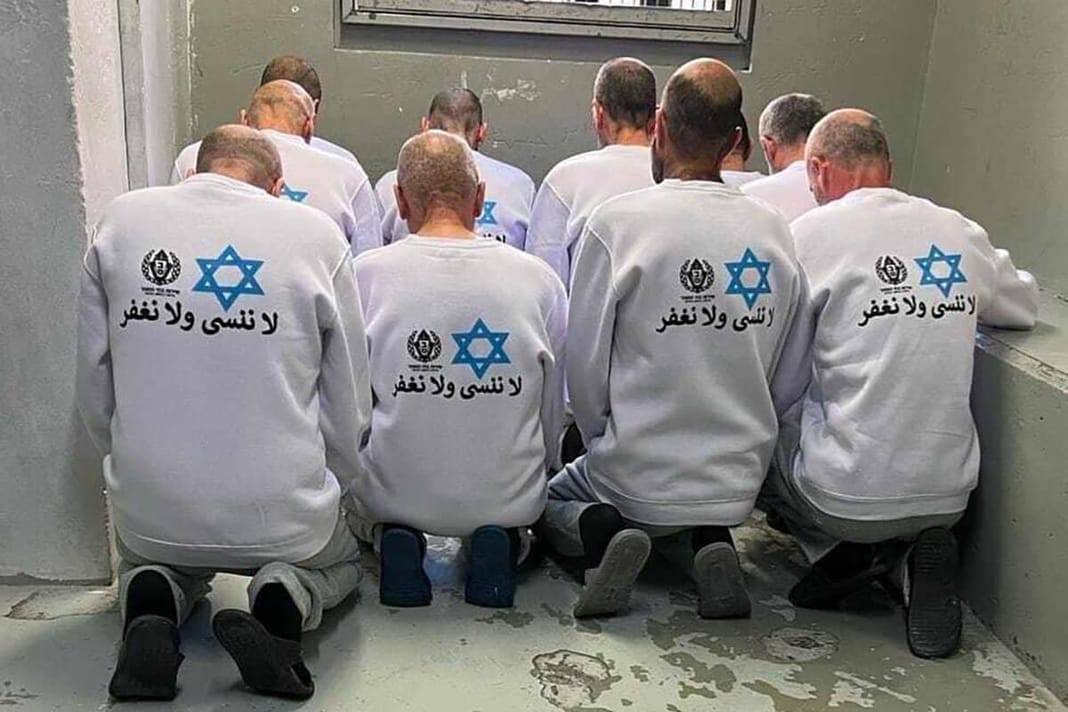 Le CFCM dénonce le marquage présumé de Palestiniens par Israël Prisonniers palestiniens en prière portant des sweats avec drapeau israélien.