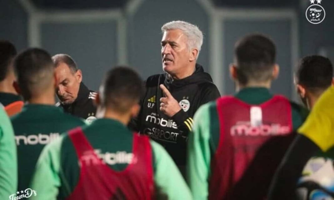 Succession de Petkovic : les 10 noms qui agitent la FAF Entraîneur donnant des instructions à l'équipe de football.