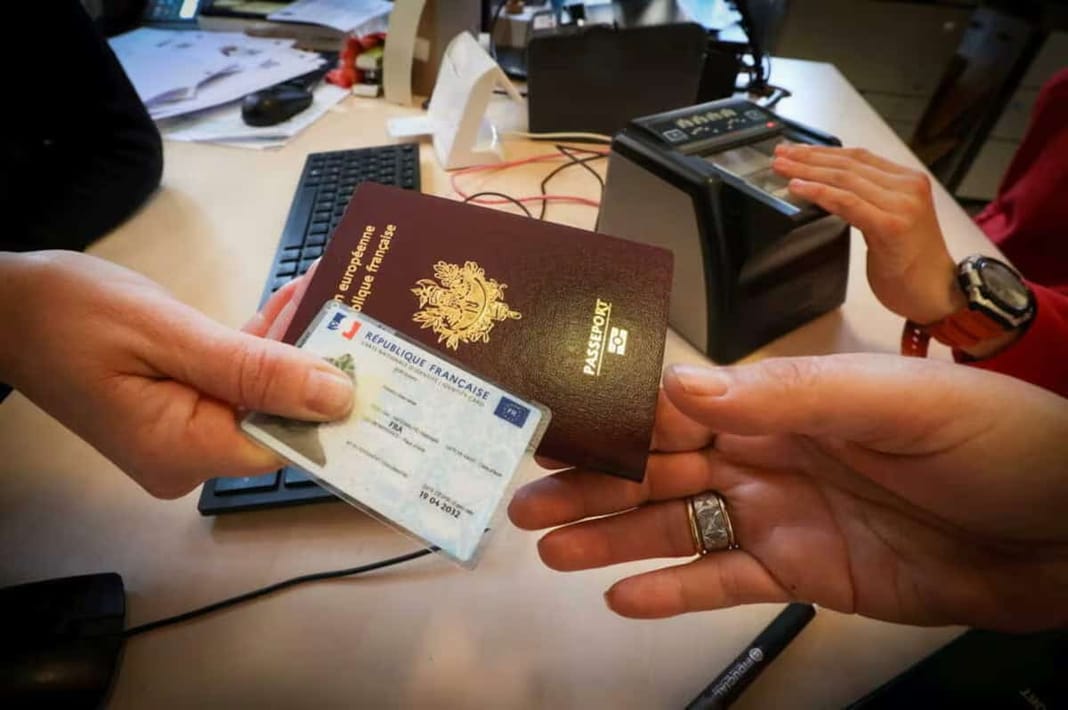 Nationalité française refusée après 46 ans : la vraie raison Échange de documents entre deux personnes lors d'une procédure administrative.