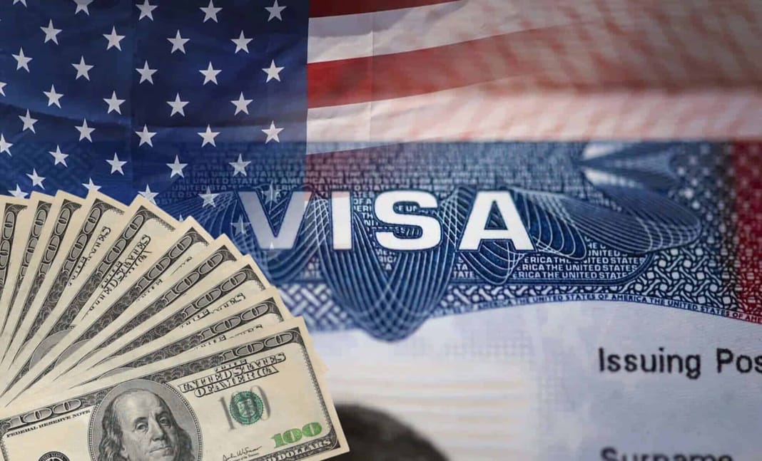 Visa USA : rendez-vous express à 750$ dès juillet 2026 Drapeau américain, dollars et document de visa pour les États-Unis.
