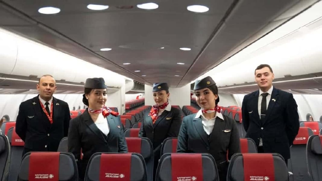 Air Algérie : ce retard de 4h15 qui indigne un opérateur Personnel de cabine d'Air Algérie dans la cabine de l'Airbus A330neo.