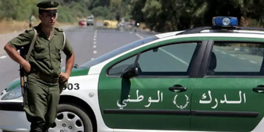 Incroyable Braquage en Algérie : Des Faux Policiers Impliqués! Agent de police algérien en uniforme sur une route.