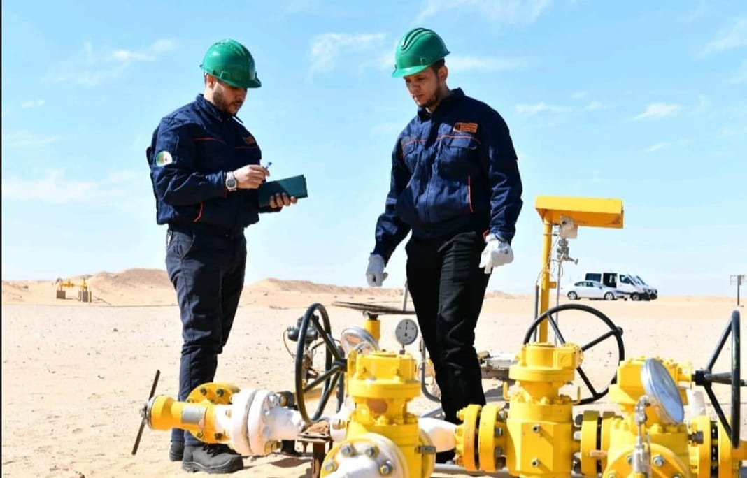 Ingénieurs en exploration pétrolière dans le désert en 2025.