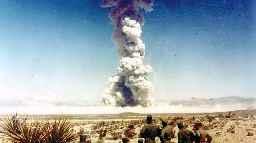 Nucléaire explosion avec nuage de débris en Algérie.