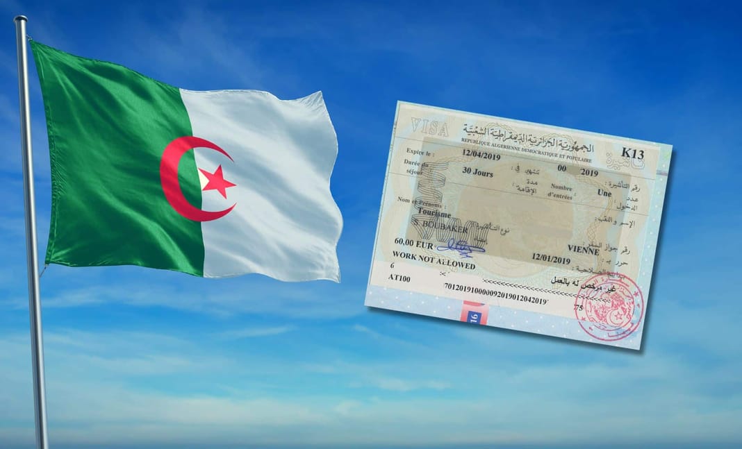 Drapeau algérien avec visa aérien en arrière-plan.