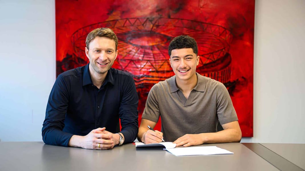 JSK : deux nouvelles recrues attendues après la signature de Guendouz Deux hommes souriants lors d'une réunion professionnelle.