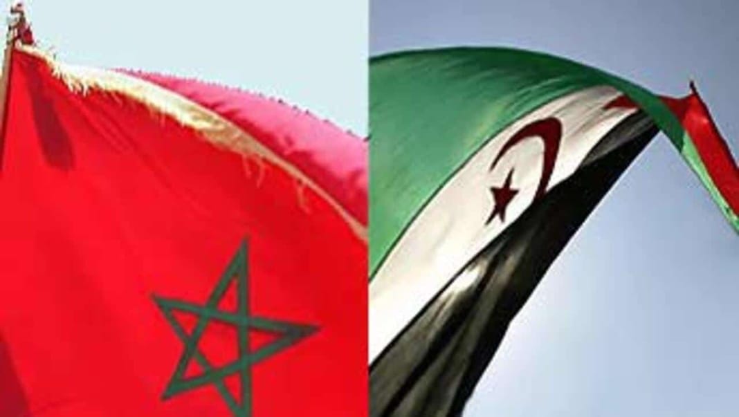 Drapeaux du Maroc et de la Libye flottant dans le vent.