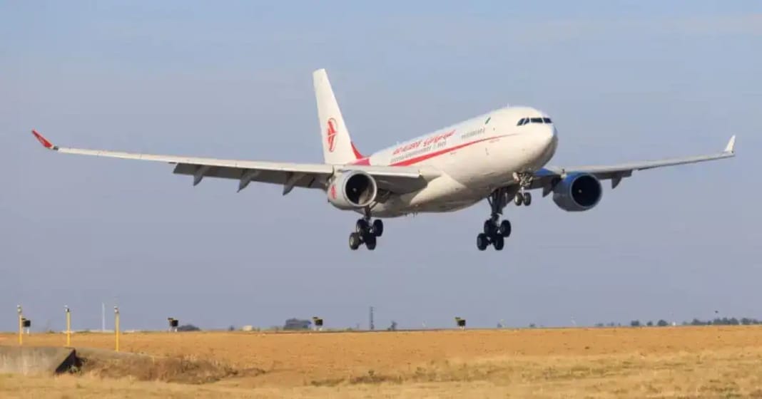 Avion d'Air Algérie en train d'atterrir ou de décoller.