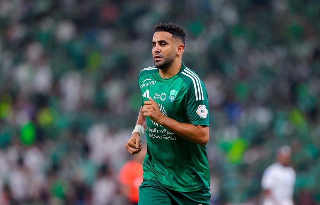 Mondial 2026 : la vraie raison du message fort de Mahrez Riyad Mahrez en maillot vert durant un match de football.