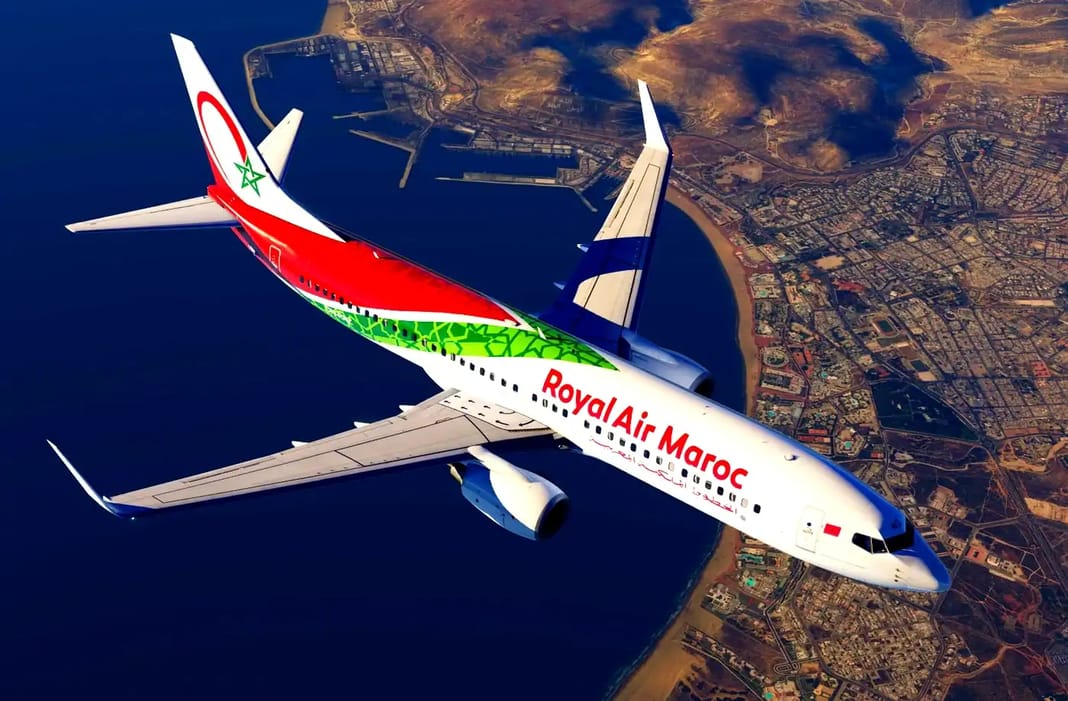 Pourquoi Royal Air Maroc n’est-elle pas dans le top 100 mondial ? Avion Royal Air Maroc survole la côte avec logo distinctif.