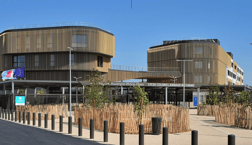 Imane Khelif : pourquoi la Région bloque ce lycée français Faculté moderne en bois avec bâtiments arrondis en France.