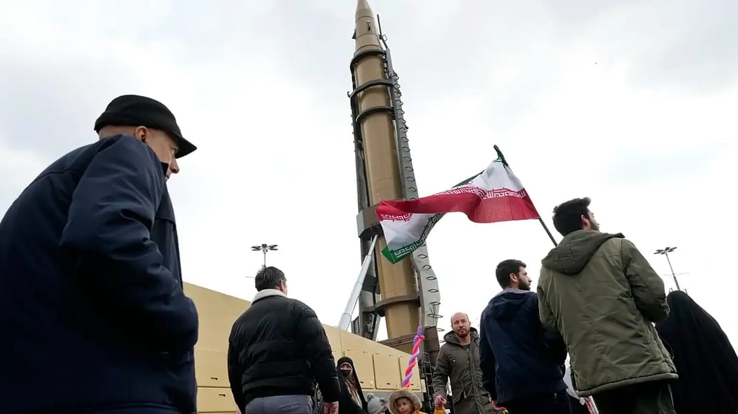 Iran : une puissance scientifique qui trouble Israël Manifestants en Iran avec drapeau national lors d'une protestation.