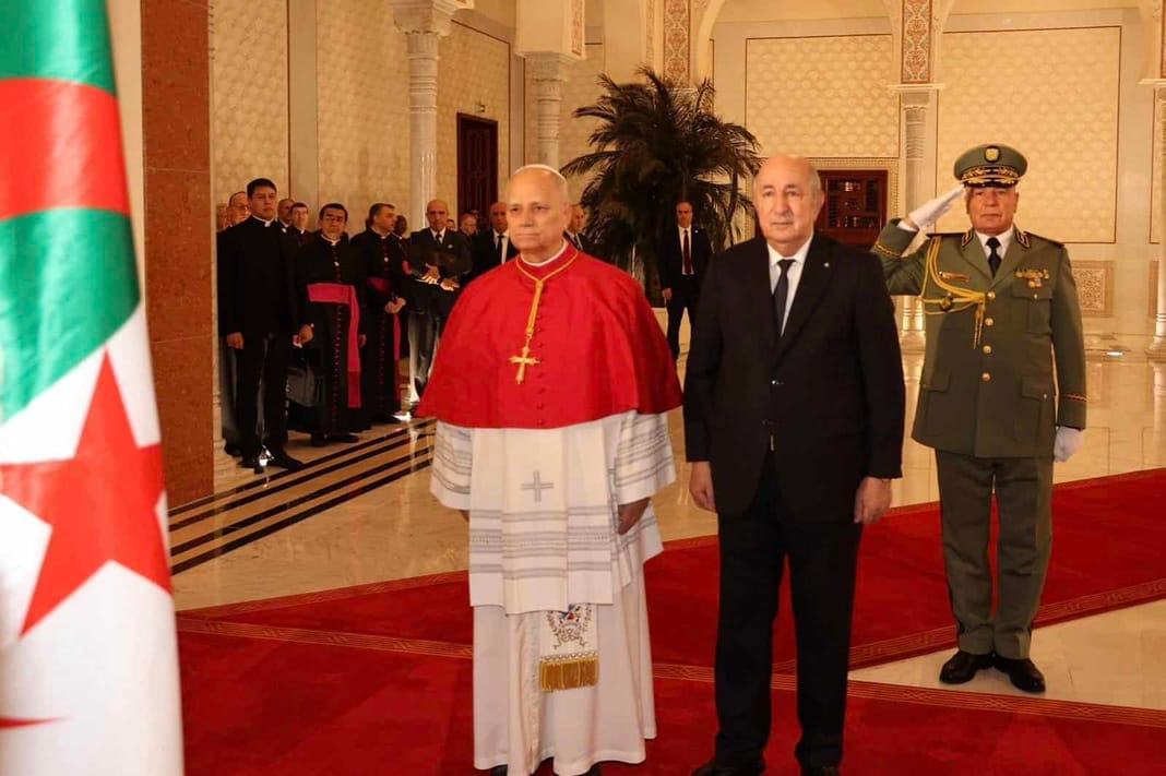 Les secrets de la visite du Pape en Algérie décryptés par Rahabi Le Pape en Algérie avec des officiels et militaires.