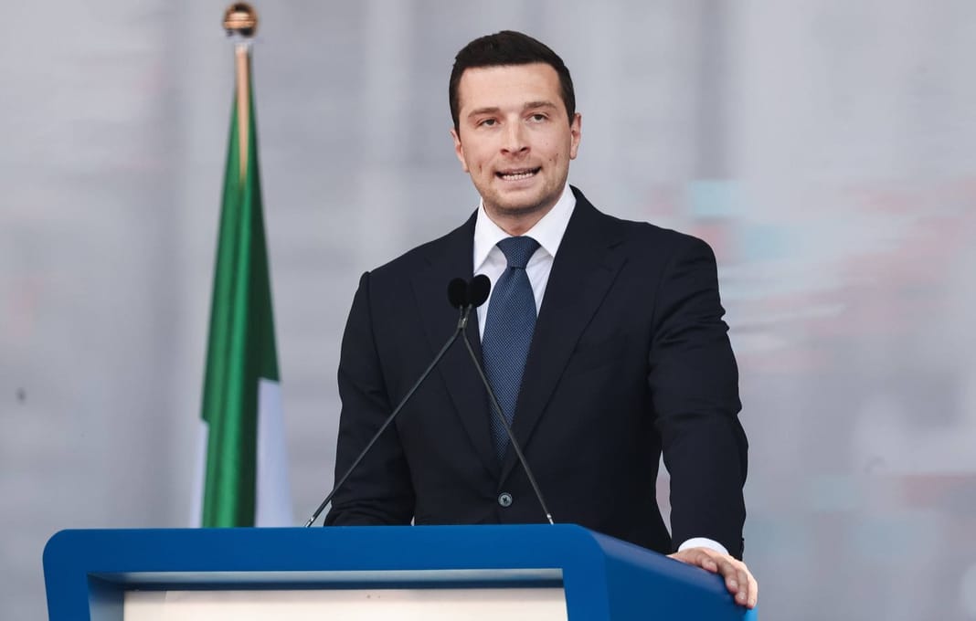 Présidentielle 2027 : Jordan Bardella ravive les tensions avec l’Algérie, Amellal l’interpelle Jordan Bardella lors d'un discours politique en Tunisie.