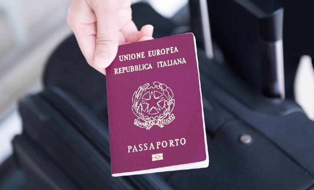 Passeport italien avec symbole de l'Union Européenne.