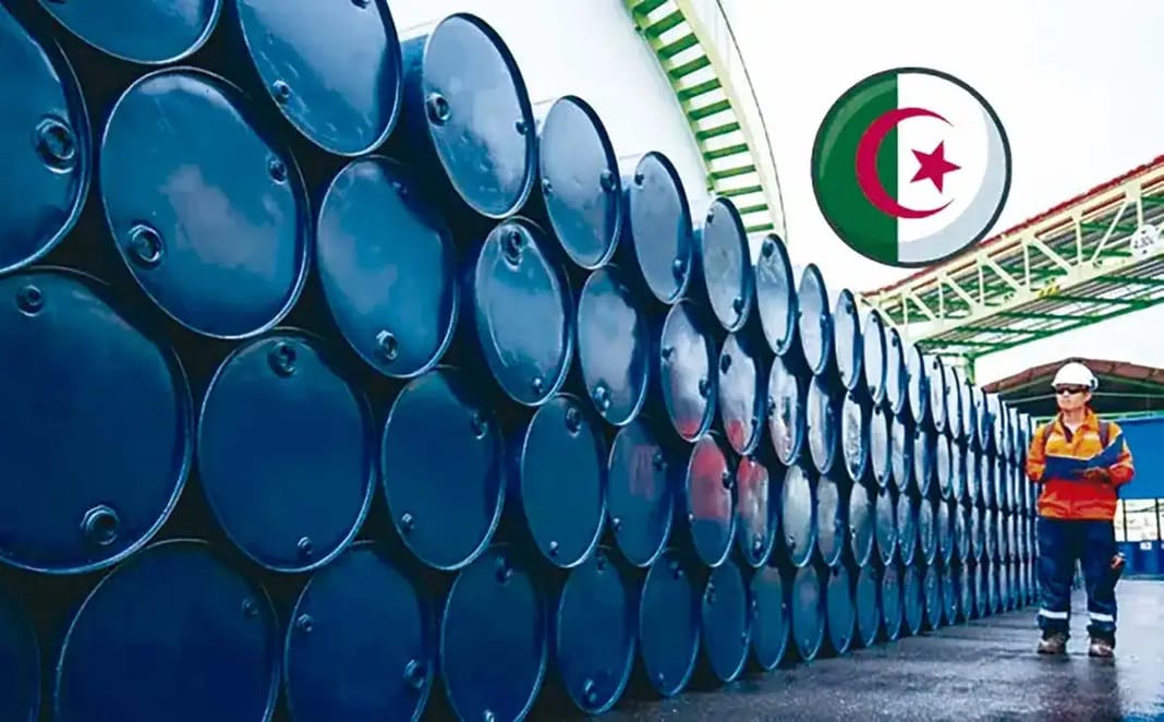 Pétrole : l’Algérie s’approche du million de barils par jour Réservoirs de pétrole en Algérie avec drapeau national.
